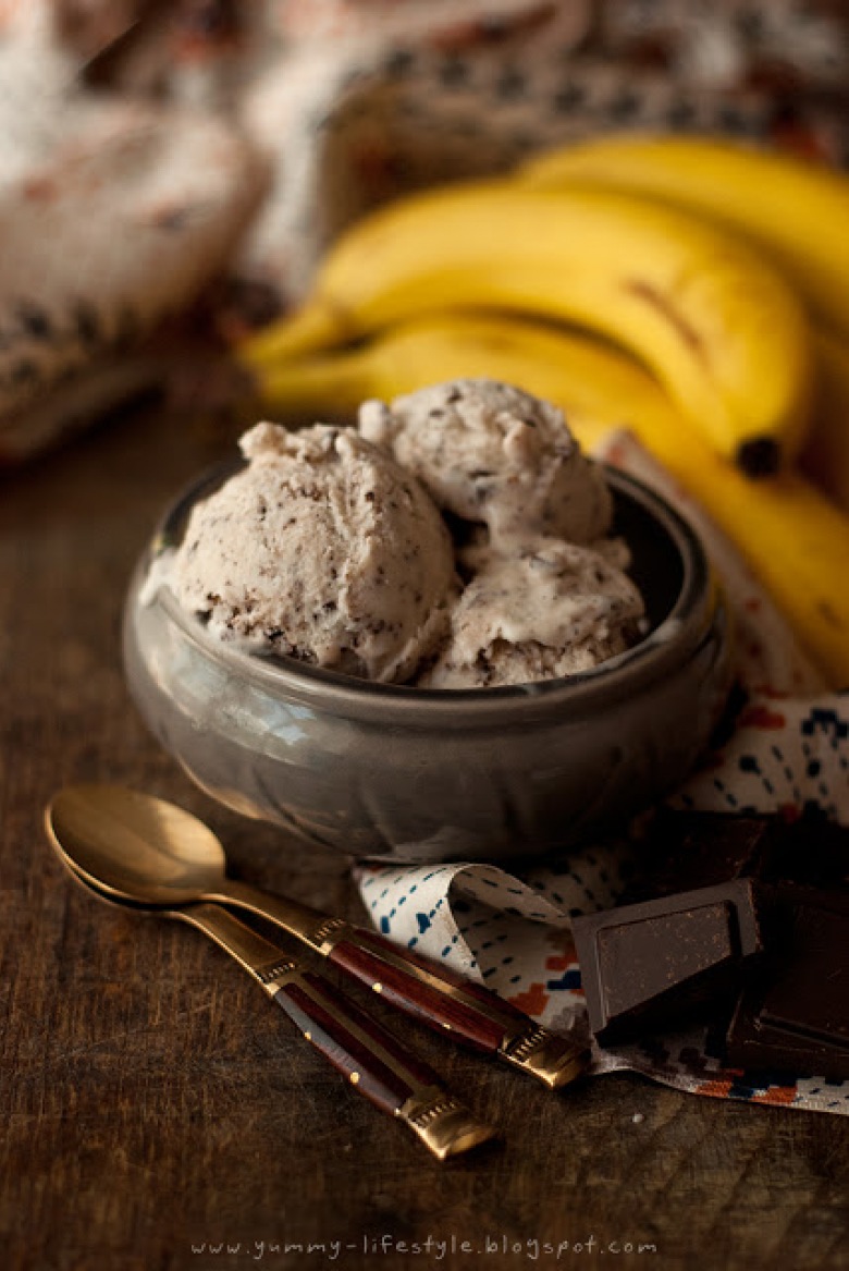 Yummy Lifestyle - Z uwielbienia dla jedzenia.: Lody bananowe z czekoladą i domowym karmelem. (7957)
