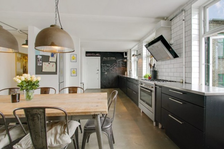 Szaro-grafitowa kuchnia w otwartej przestrzeni mieszkania w stylu industrialnym (26625)