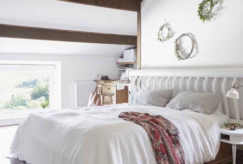 Biała sypialnia z drewnianym belkami na poddaszu (53156)