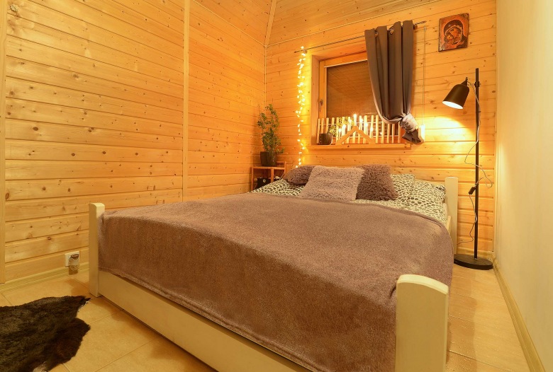 Mała sypialnia z drewnianymi deskami na ścianach i suficie (55915)