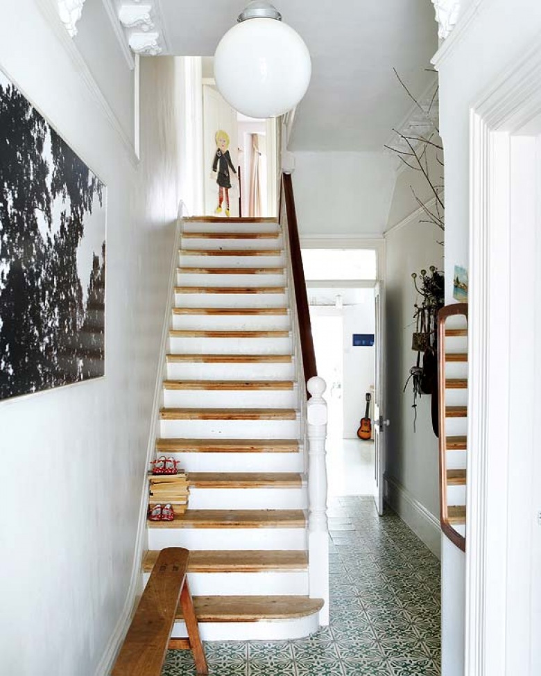 Pomysł na drewniane schody w małym domku (20124)