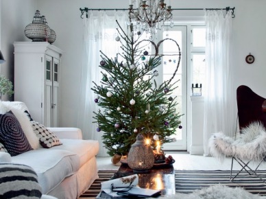 Tradycyjne świąteczne inspiracje w domu wypełnionym światłem i bielą