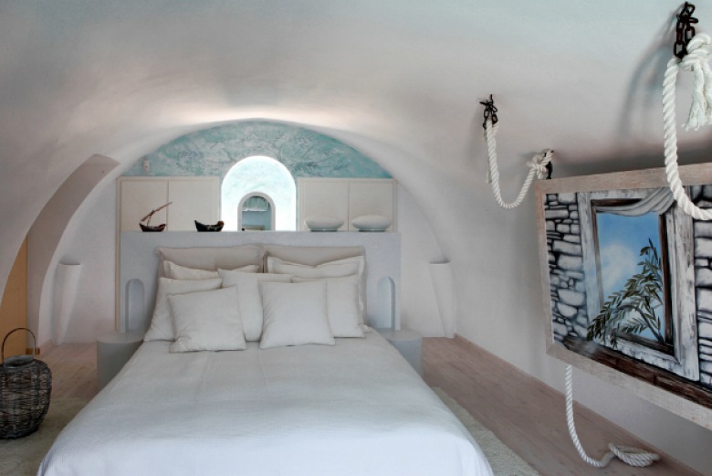 tradycyjny, letni  dom w Santorini, gdzie biel ścian rozświetlona została lazurowym i różowym kolorem. Umiarkowanie...