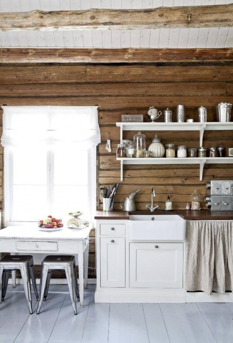 Drewniane ściany,białe półki i szafki skandynawskie,biały stół z szufladą i szare taborety industrialne (27054)