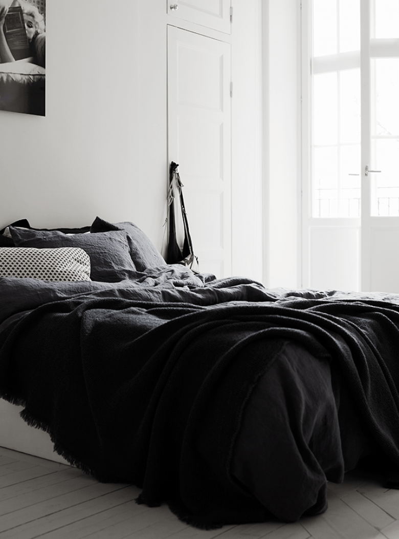 Czarna narzuta na łóżko (17718)
