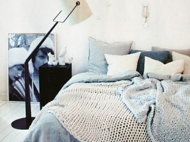 Łóżko na drewnianych paletachw szarej aranżacji sypialni (25307)