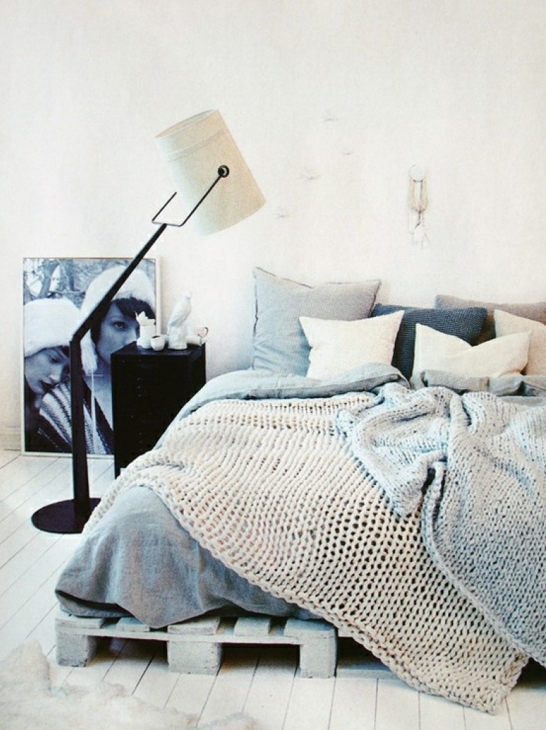 Łóżko na drewnianych paletachw szarej aranżacji sypialni (25307)