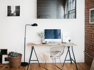 Proste biurko, ceglana ściana i drewno na podłodze (20890)