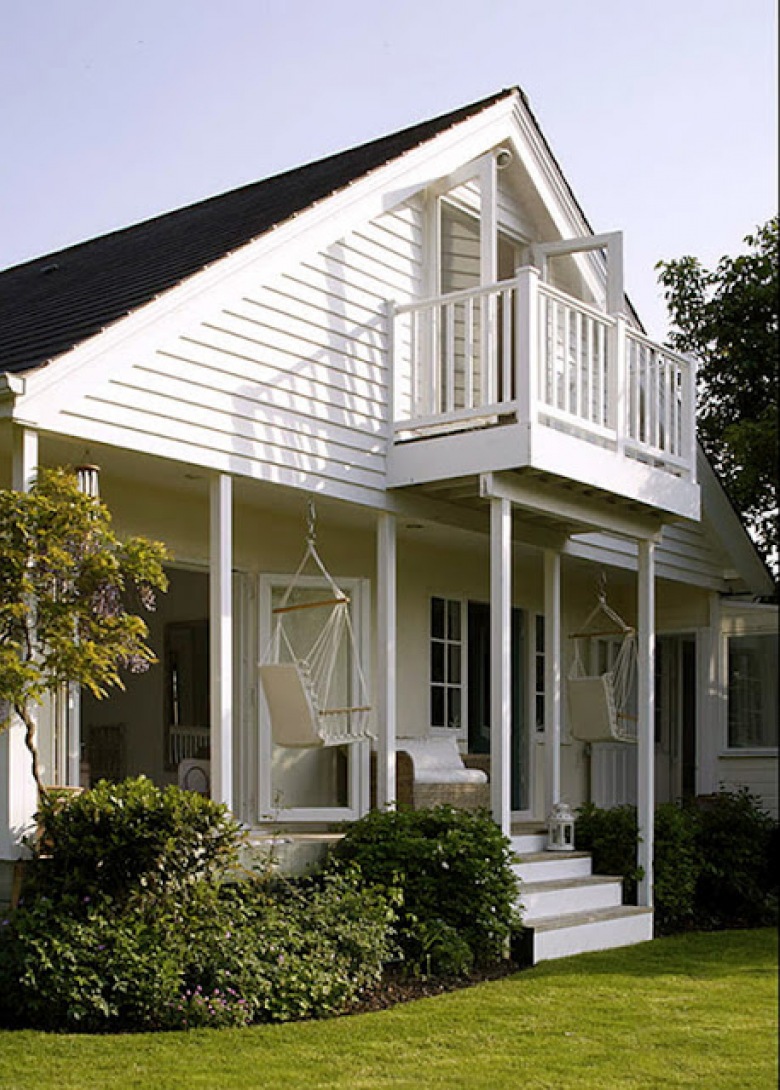 Idealny letni drewniany biały dom (21742)