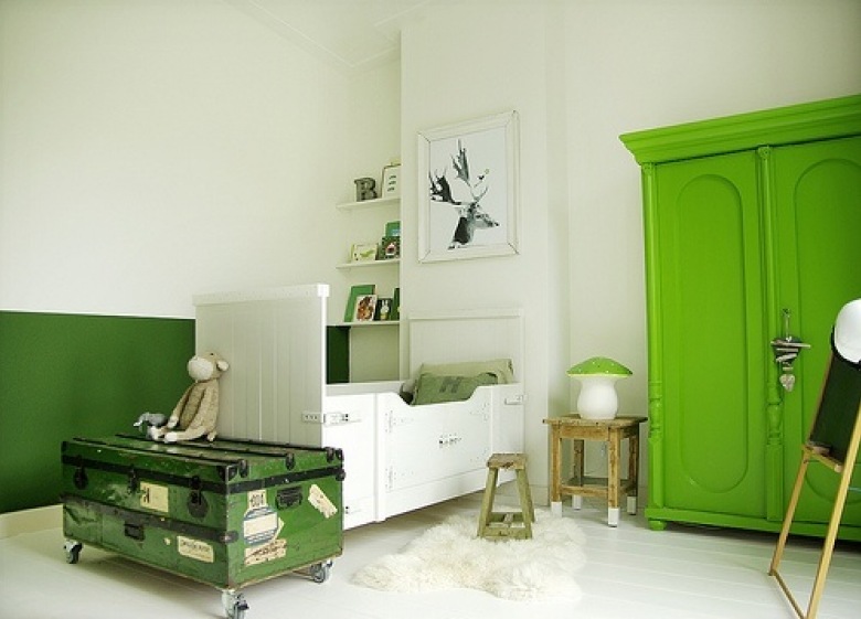 Biało-zielony pokój dla dziecka ze skrzynią z recyklingu (24302)