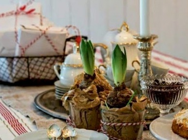 Klasyczny metalowy świecznik,świateczna biało-złota porcelana,cynowa taca,szklane pucharki i świąteczne paczuszki na stole (27453)