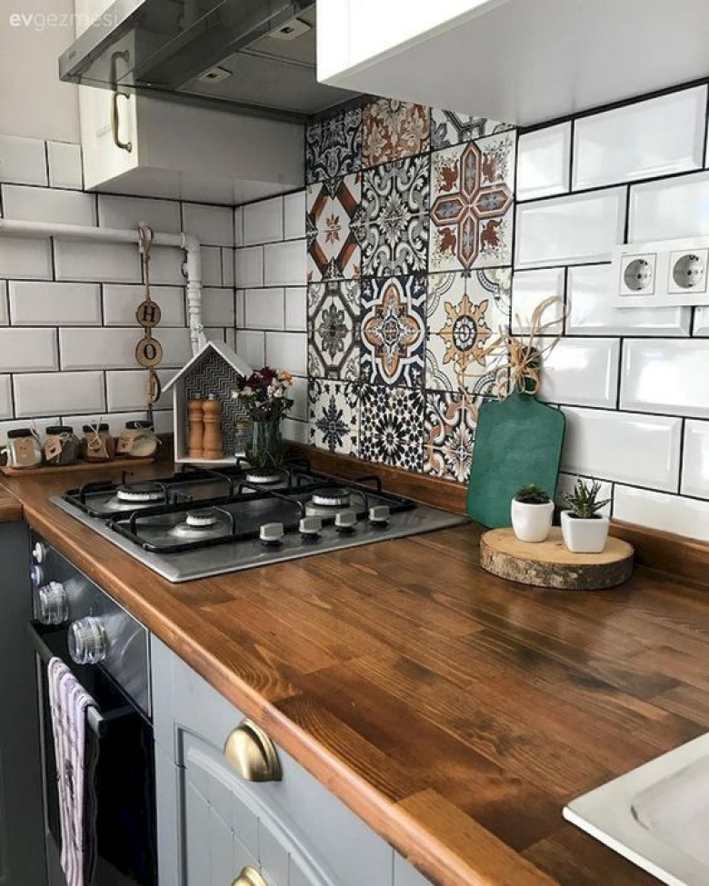 Drewniany blat i marokańskie płytki w kuchni (55740)