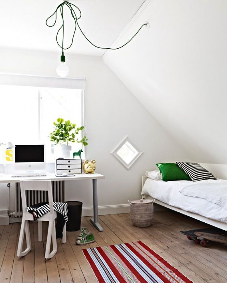 Żarówka na kablu,podłoga z drewnianych desek i metalowe łóżko z biurkiem (24246)