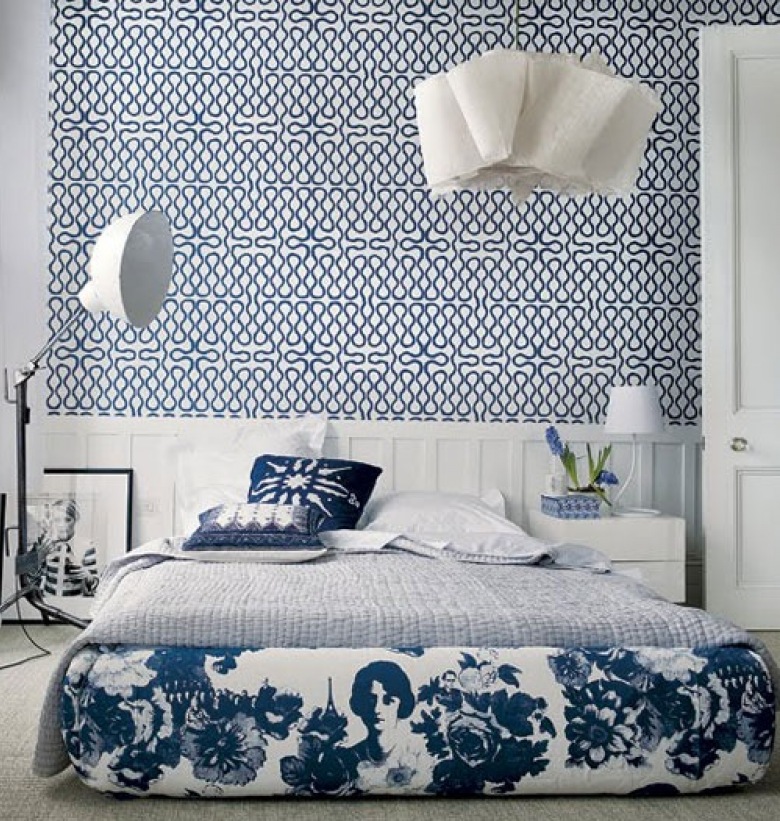 Błękitne i granatowe dekoracje w białej sypialni (28495)