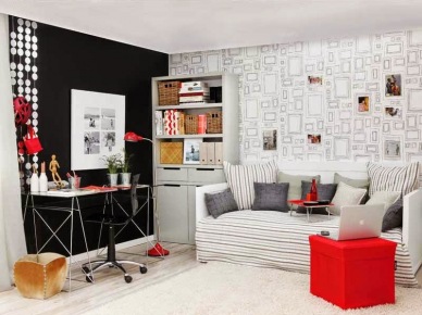 Czarna ściana,biała podłoga,graficzna czarno-biała tapeta na scianie,biala nowoczesna kanapa z tapicerką w paski,szare poduszki,czerwona kostka puf,metalowe nowoczesne biurko z białym blatem (26256)