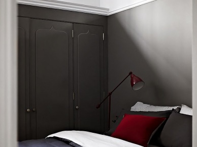 Żyrandol z kryształkami w szarej sypialni z czerwoną lampką i poduszką na łóżku (21532)