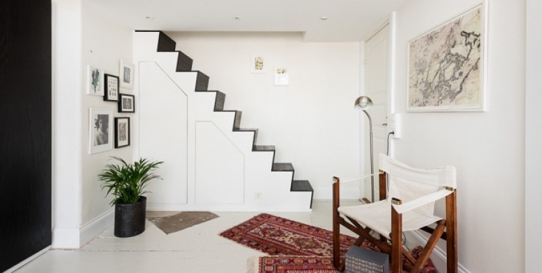 Biało-czarne schody  na antresole z łóżkiem  z wbudowanymi schowkami  w salonie (26090)