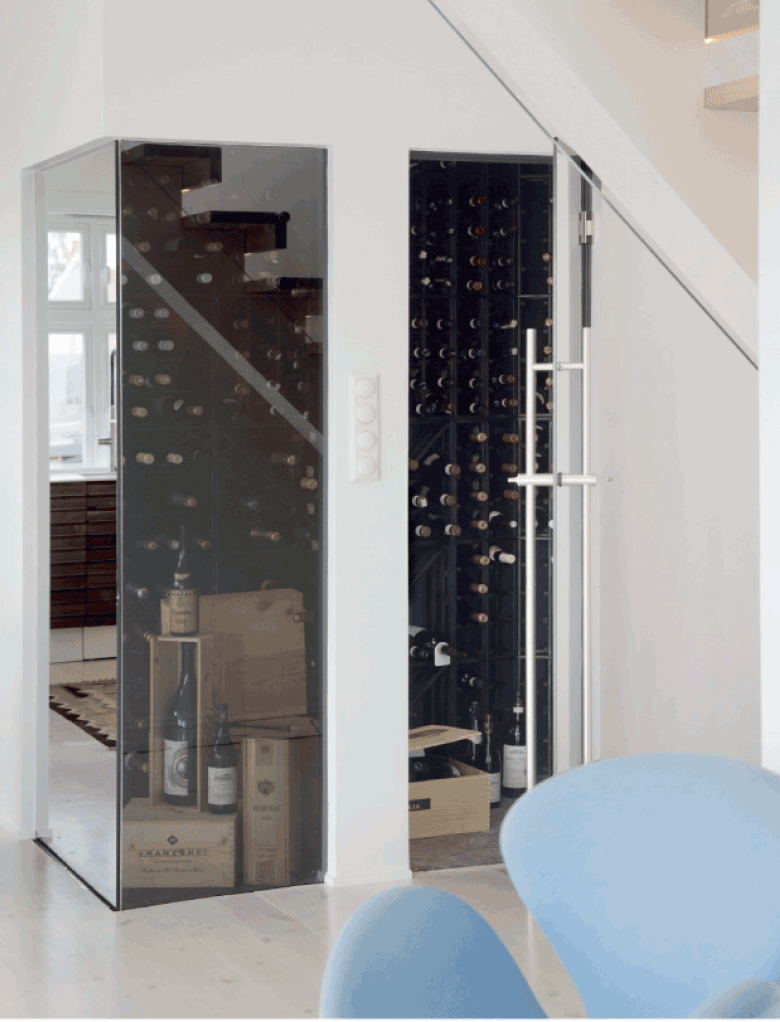 Szklana grafitowa szafa z wnęką na wino (27883)