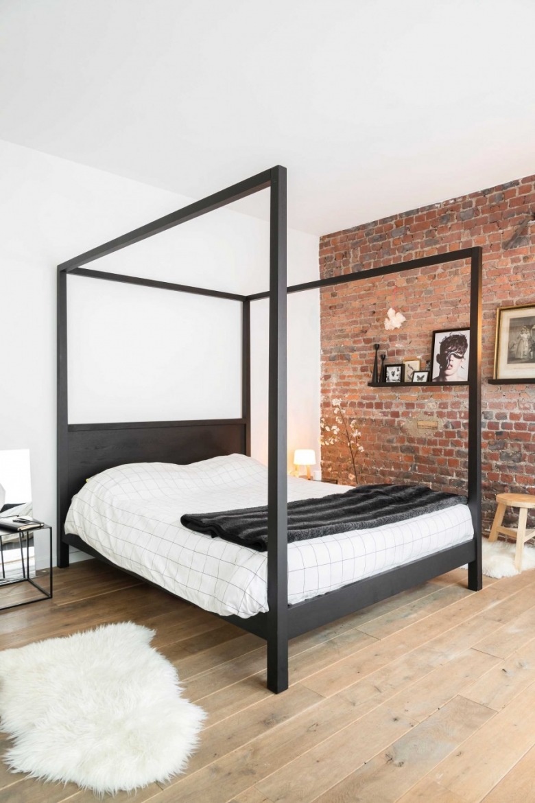 Czerwone cegły i czarne łóżko w aranżacji sypialni (52113)