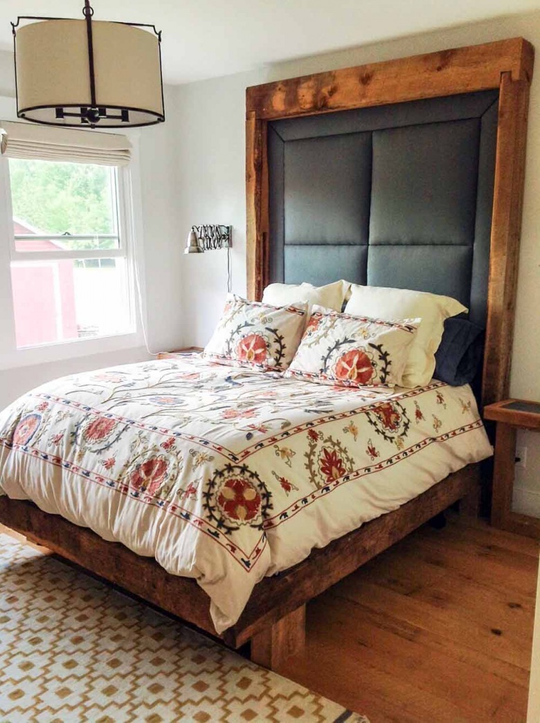 Oryginalna sypialnia z drewnianym łóżkiem w eklektycznym stylu (53461)