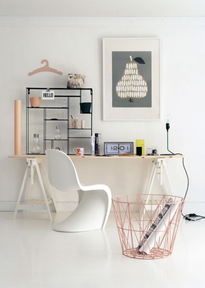 Skandynawska stylizacja domowego biura z biurkiem na kozłach,białym krzesłem panton,drucianym koszem i metalowym reagalikiem na biurowe drobiazgi (26143)