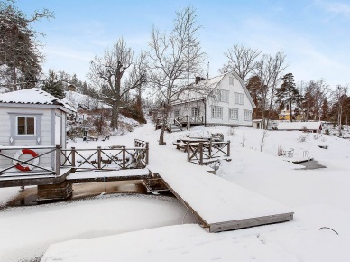 Drewniane tarasy i kładki wokół skandynawskiego domu w zimowej scenerii (21962)