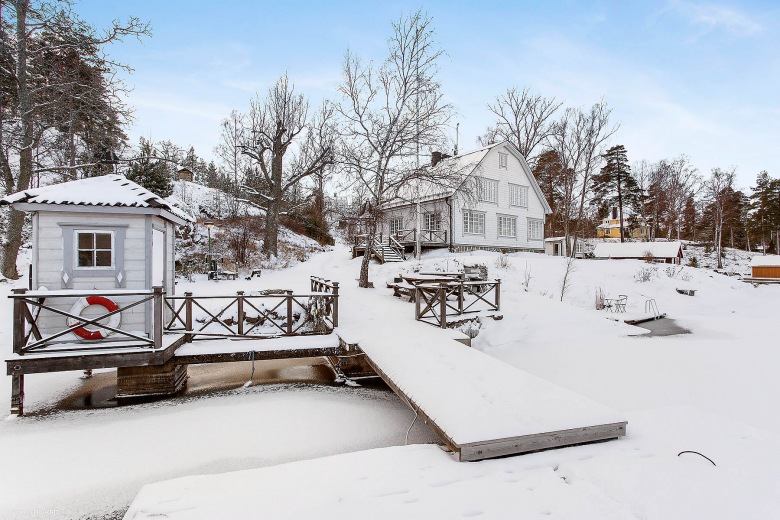 Drewniane tarasy i kładki wokół skandynawskiego domu w zimowej scenerii (21962)