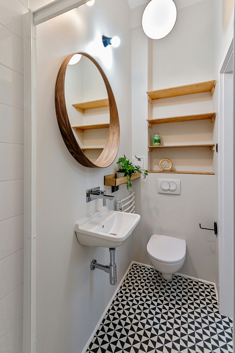 Drewniane lustro i półki w białej łazience (53796)