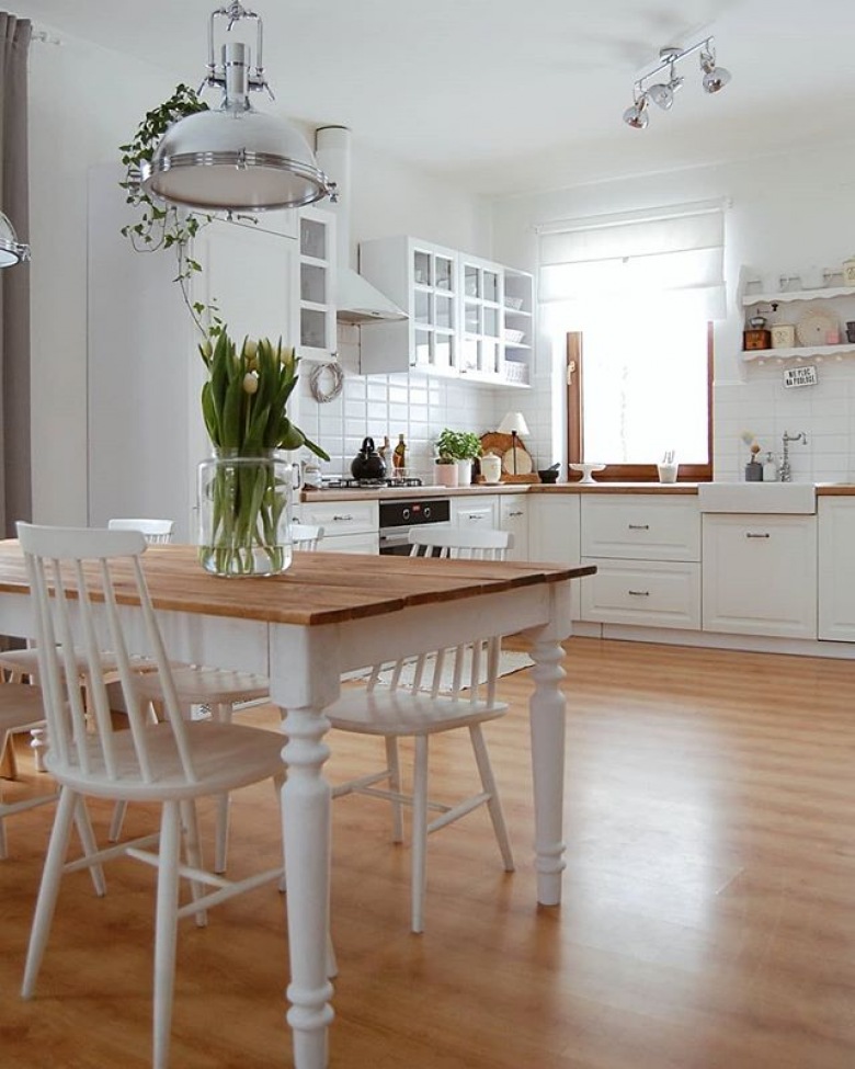 Biały stół z drewnianym blatem sam w sobie jest całkiem dekoracyjny. Urozmaica przestrzeń jadalni oraz kuchni i sprawia, że przestronne wnętrze nabiera eleganckiego...