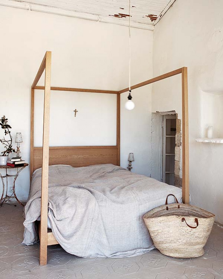 Surowei prosta  aranżacja sypialni z łóżkiem w drewnianej ramie (20296)