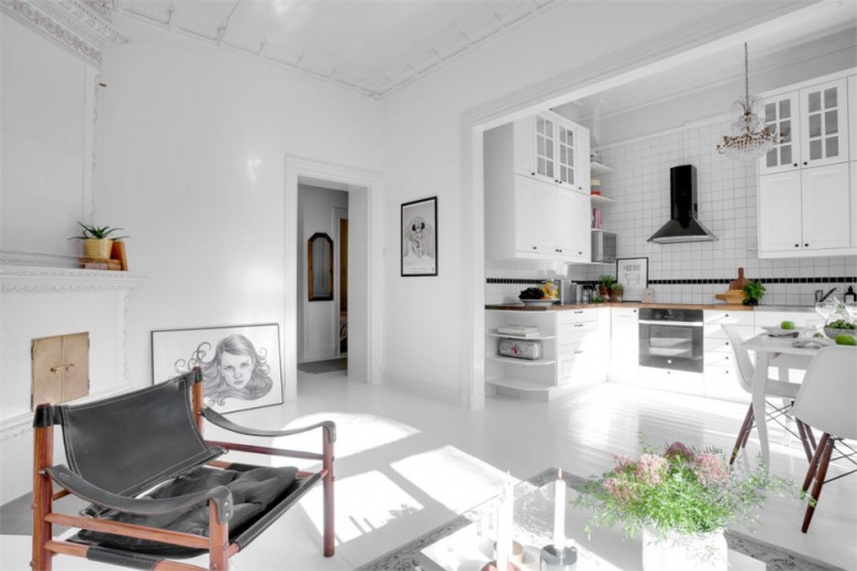 Biały salon z kuchnią w otwartej zabudowie mieszkania (28157)