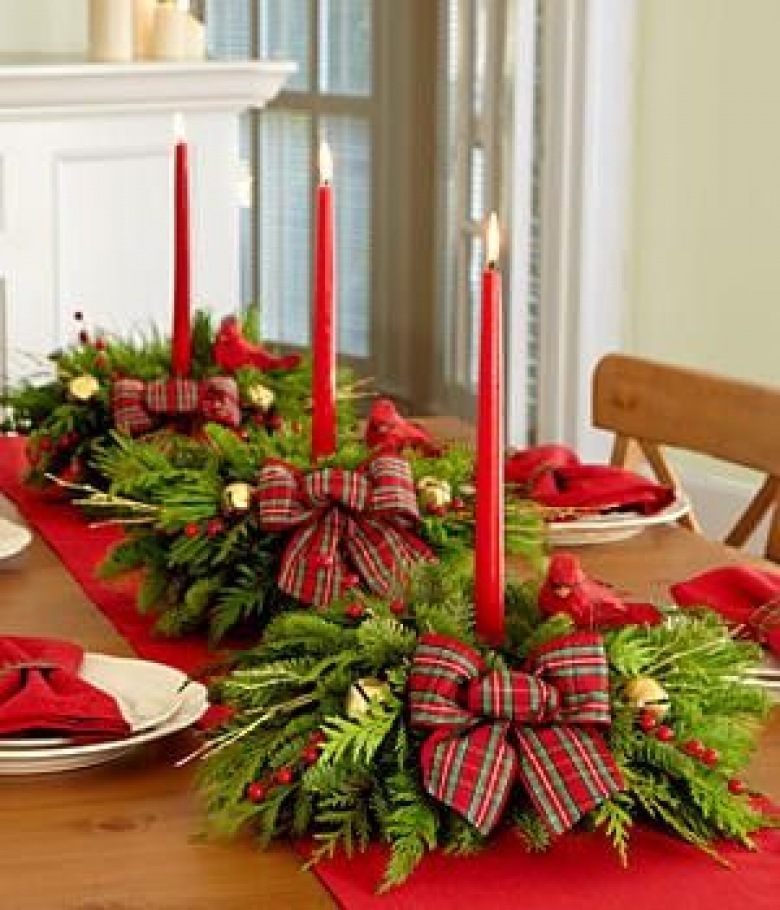 Kokardki na wiankach w czerwoną kratkę na  świątecznym stole (20625)