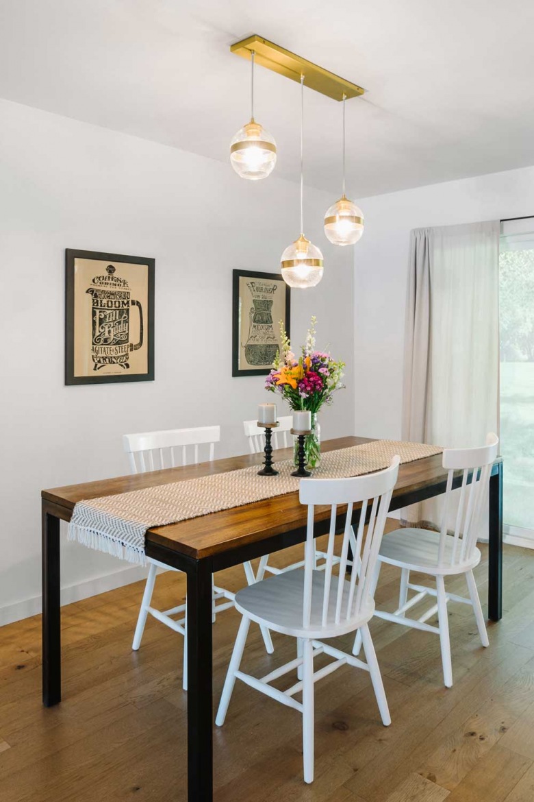 Drewniany stół z białymi krzesłami i złote dodatki do jadalni (52979)