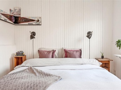 Biała sypialnia skandynawska z drewnianą ścianą z białych desek (22108)