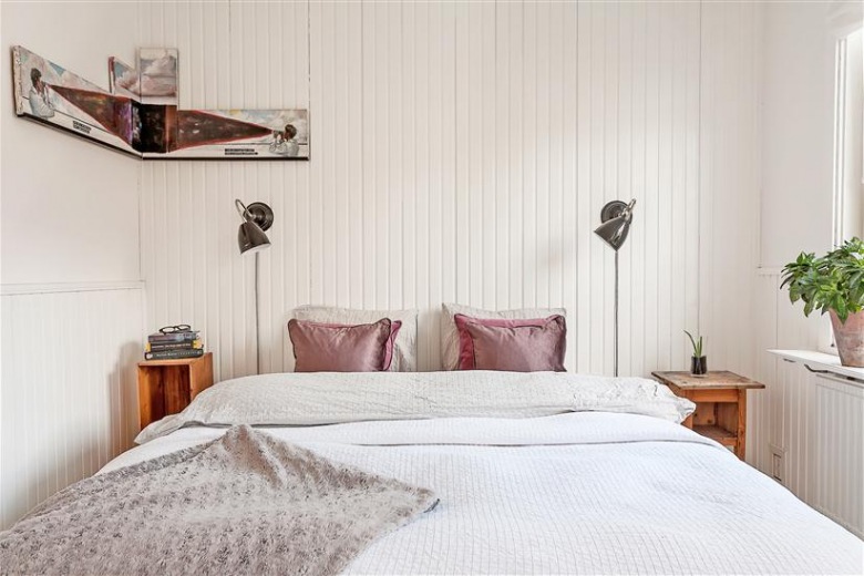 Biała sypialnia skandynawska z drewnianą ścianą z białych desek (22108)