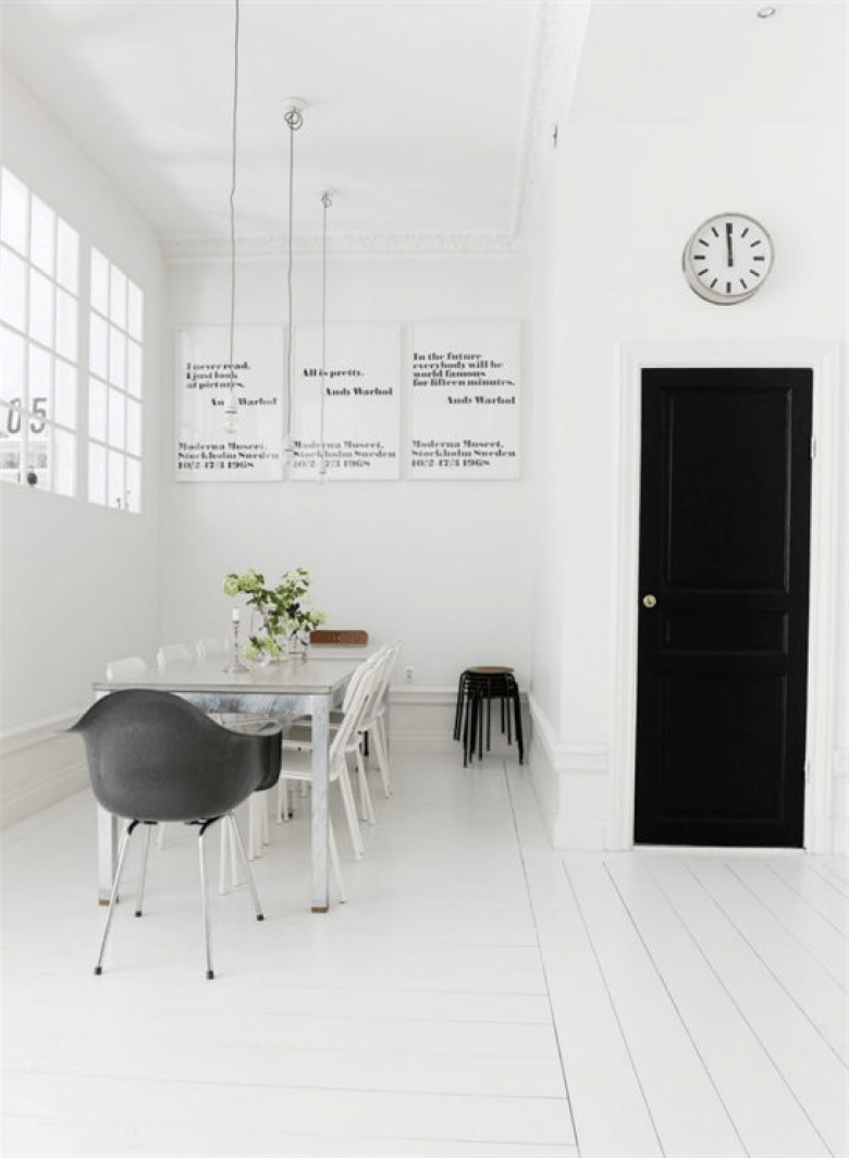Aranżacja białej jadalni skandynawskiej z białą podłogą, ścianami i czarnymi drzwiami (21089)