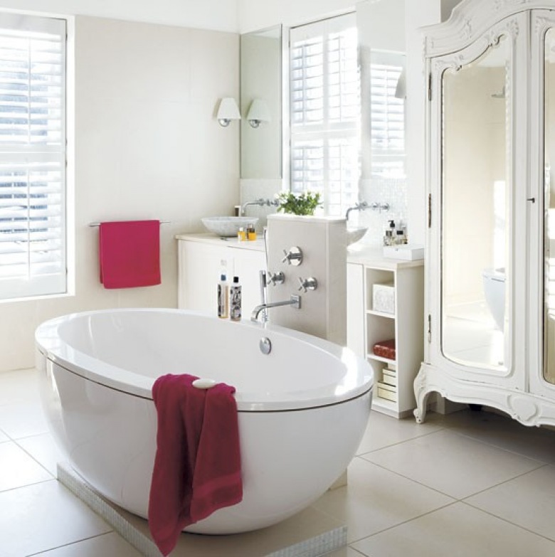 Shuttersy na oknach,stylowa biała szafa z lustrami w białym pokoju kąpielowym (21781)
