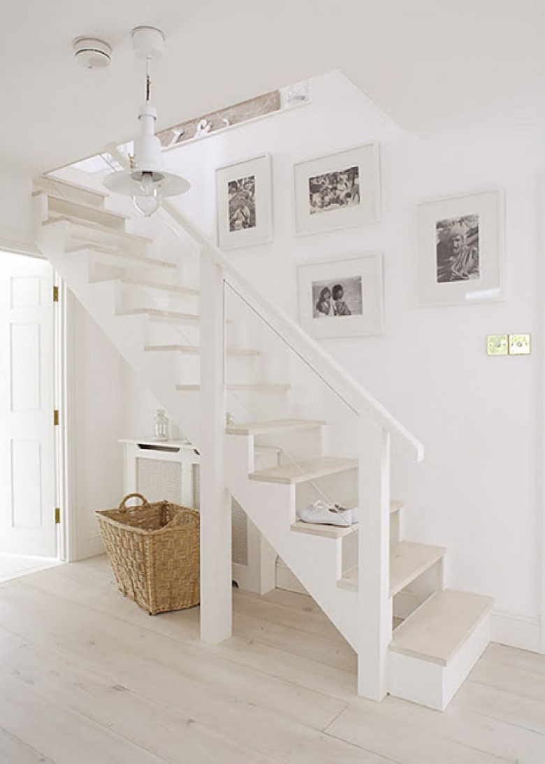 Aranżacja z białymi schodami w przedpokoju  letniego domu z drewna (21732)