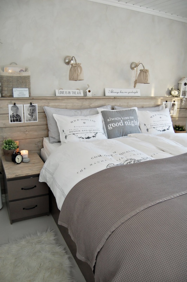 Szaro-biała sypialnia z detalami z naturalnego szczotkowanego drewna (23878)