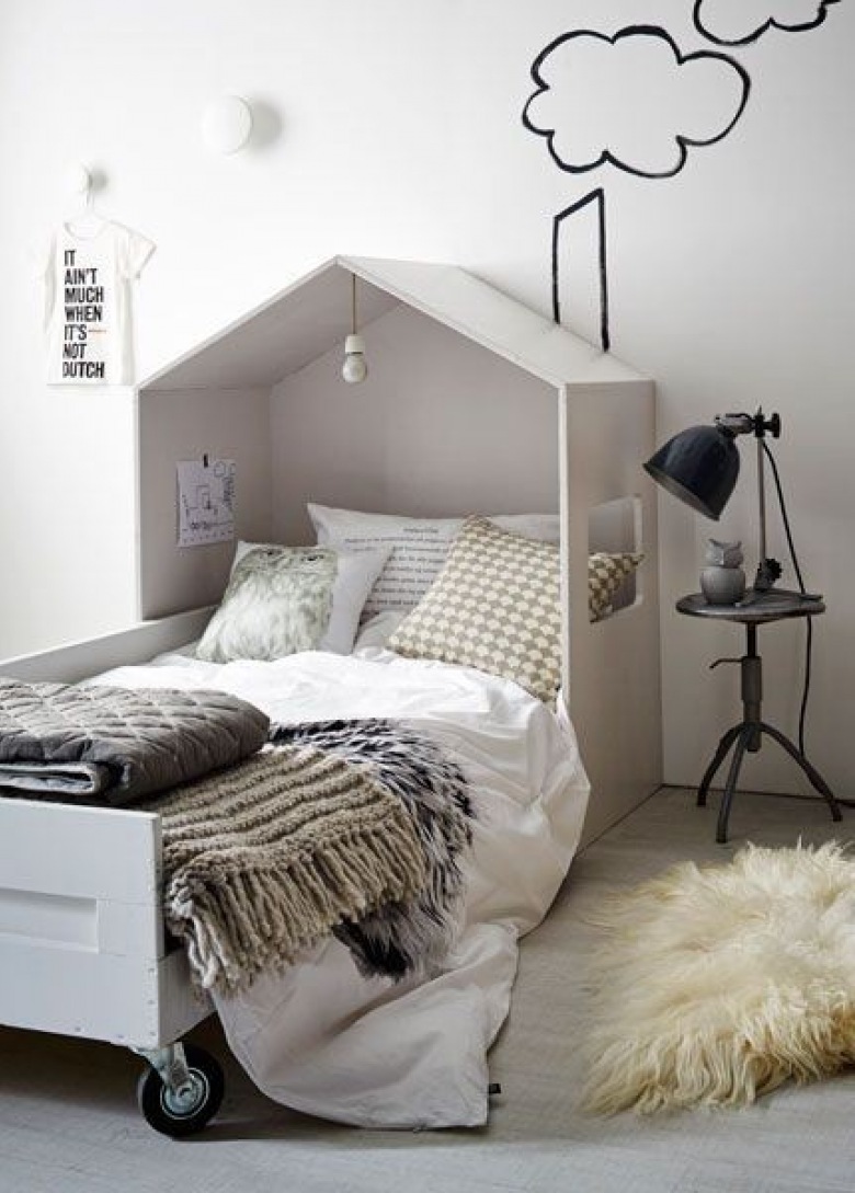 Łóżko z daszkiem na kółkach,industrialny czarny stołek z lampką i czarne graffiti na białej ścianie w pokoju dla dziecka (26396)