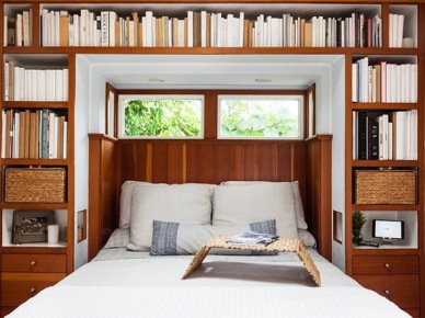 Pomysł na małą sypialnię z regałami na książki wokół łóżka i okna (28188)