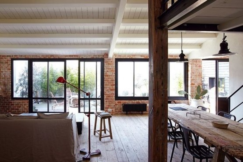 elegancki loft - klasyka - to aranżacja typowa dla loftów - cegła,drewno i metal oraz wysokie sufity !