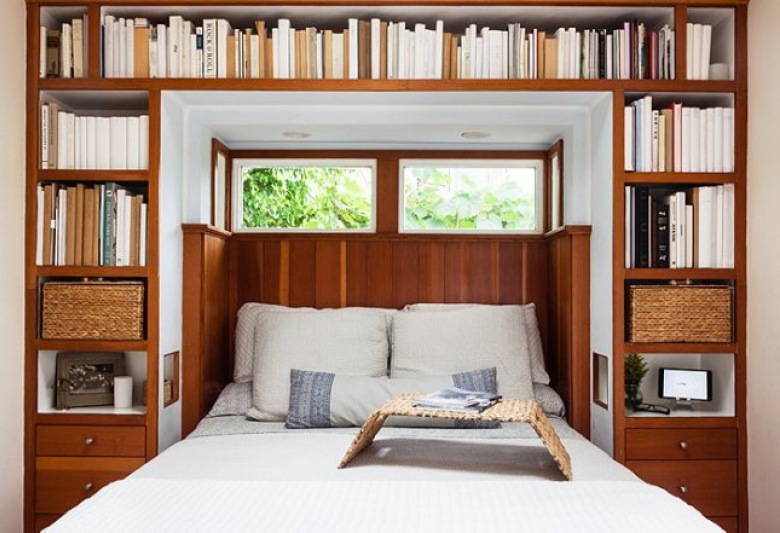 Jeśli masz małą sypialnię to ten pomysł powinien przypaść Ci do gustu. Drewniane regały w pełni zabudowują przestrzeń wokół okna i stanowią alternatywę do szafek...