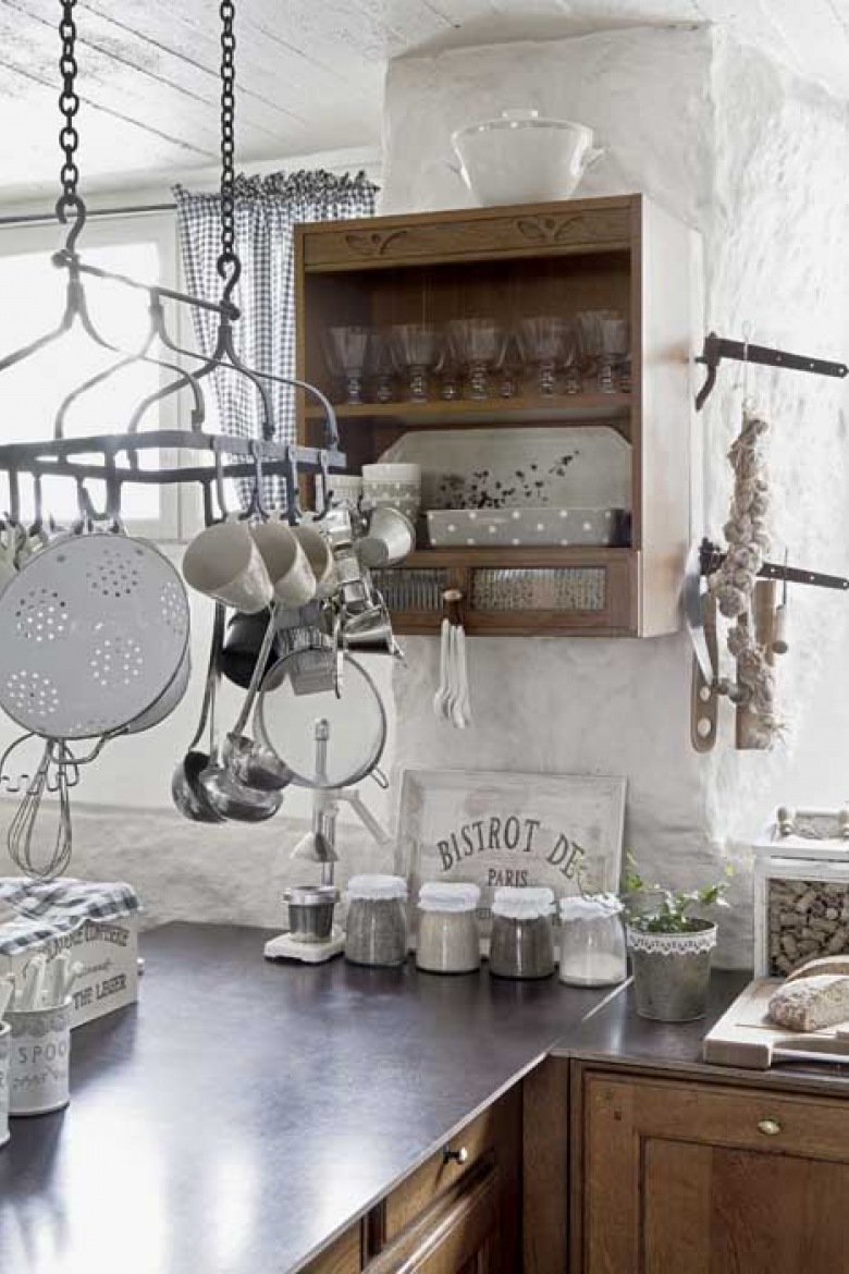 Lepiankowe ściany w kuchni z drewnianymi meblami z metalowymi blatami (21478)
