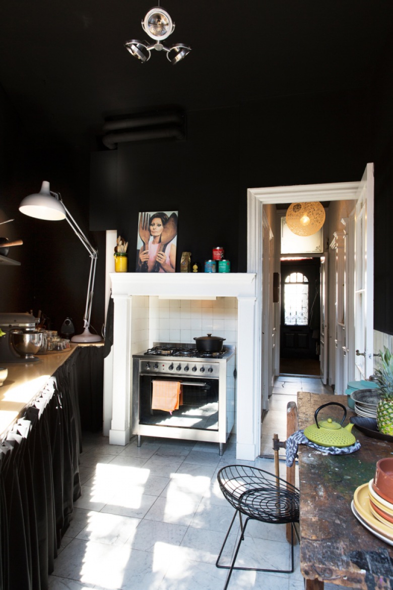 Czarne ściany w aranzacji industrialnej kuchni z drucianymi krzesłami i postarrzanym stołem vintage (26355)