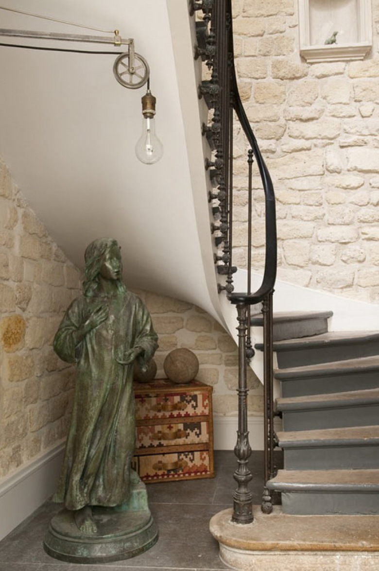 Mieszanka stylowa przy zakręconych schodach (17057)
