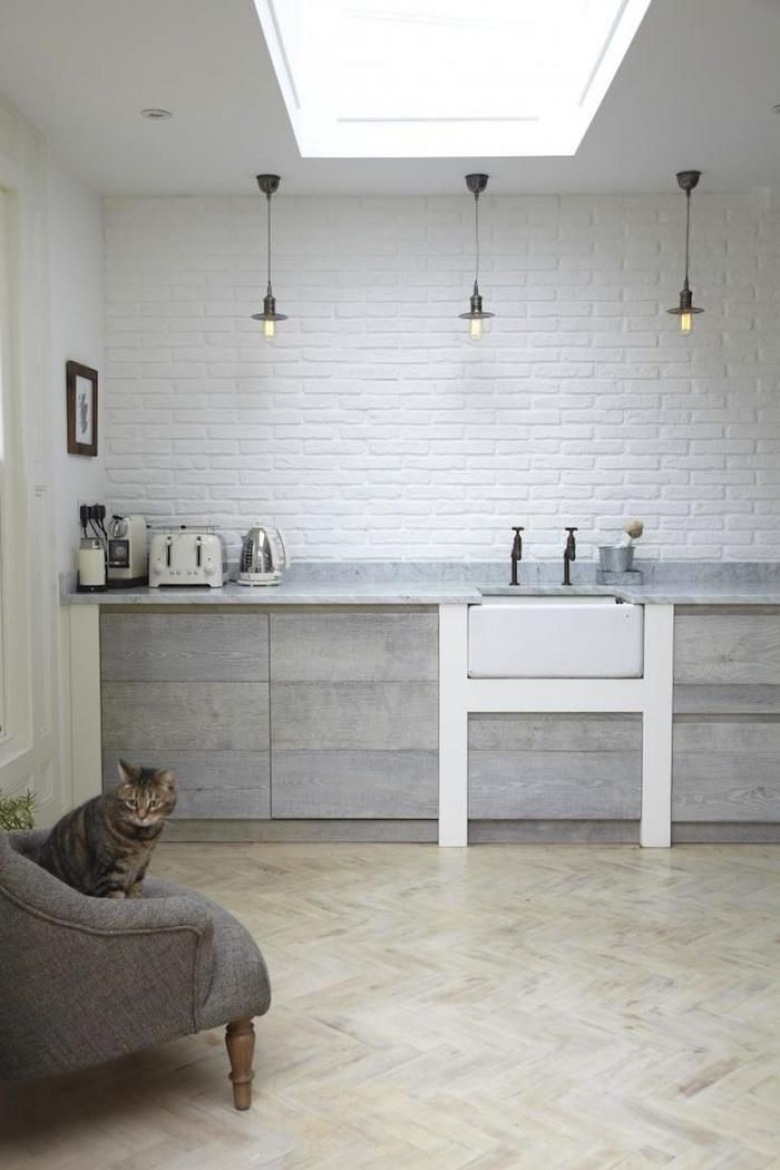 Szara minimalistyczna kuchnia w stylu industrialno-rustykalnym  z białą cegła na ścianie i czarnymi metalowymi lampami (25633)
