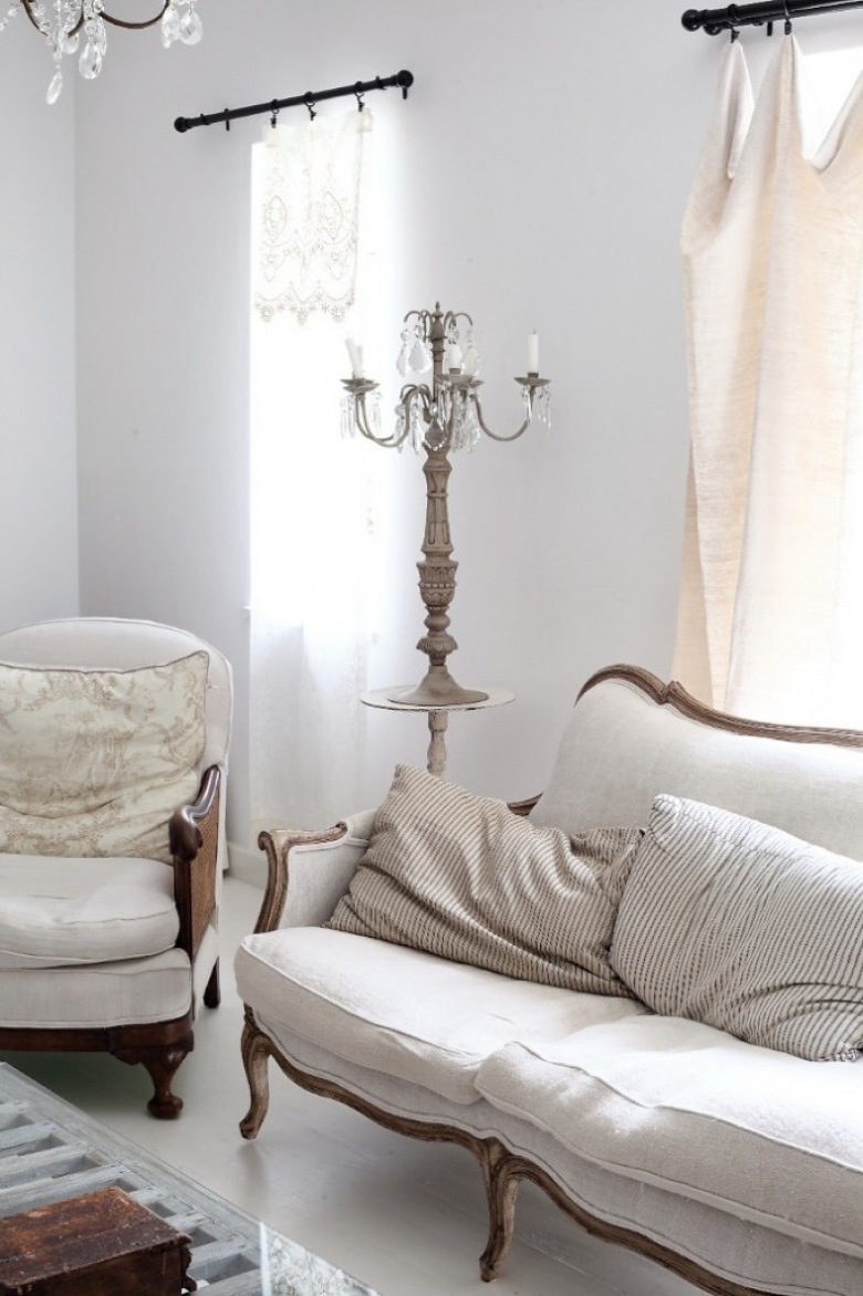Francuska sofa z fotelem w aranżacji salonu z detalami w stylu shabby (22456)