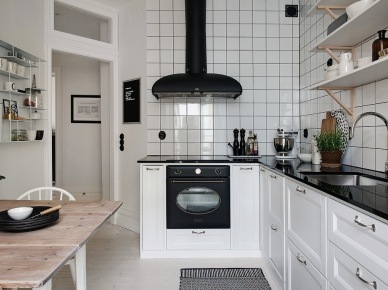 Biała kuchnia skandynawska z czarnymi blatami i okapem (48465)