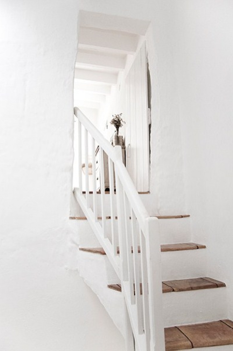 Białe schody z drewnianymi stopniami (23576)
